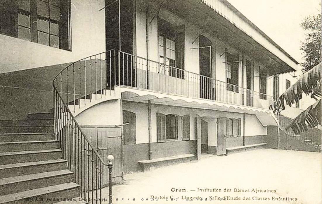 SP g- 04- St Pierre- Dames africaines- rue Beranger.jpg